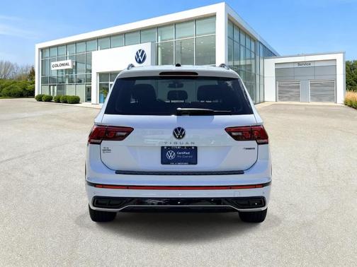 Oryx White Pearl Effect 2022 Volkswagen Tiguan 2.0T SE R-Line Black