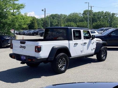Bright White Clearcoat 2026 Jeep Gladiator Mojave