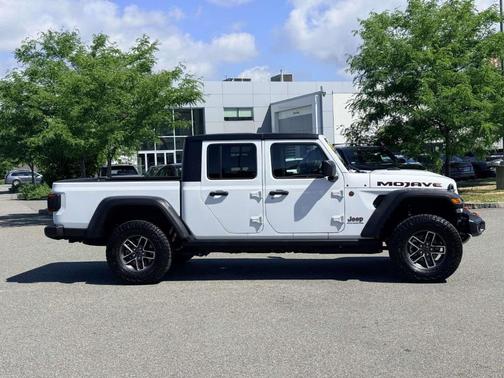 Bright White Clearcoat 2026 Jeep Gladiator Mojave