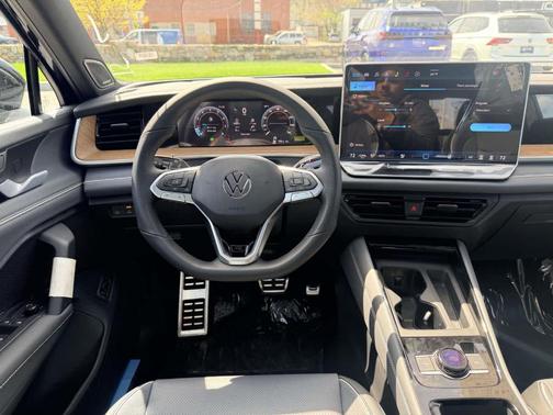 Deep Black Pearl 2026 Volkswagen Tiguan 2.0T SEL R-Line Turbo