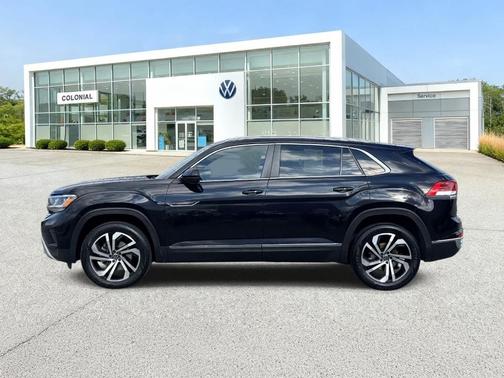 Deep Black Pearl Effect 2023 Volkswagen Atlas Cross Sport 3.6L V6 SEL