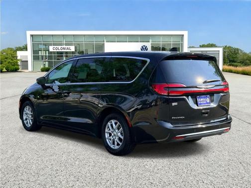 Brilliant Black Crystal Pearlcoat 2023 Chrysler Pacifica Touring-L
