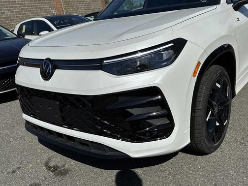 2025 Volkswagen Tiguan 2.0T SE R-Line Black