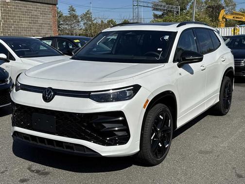 2025 Volkswagen Tiguan 2.0T SE R-Line Black
