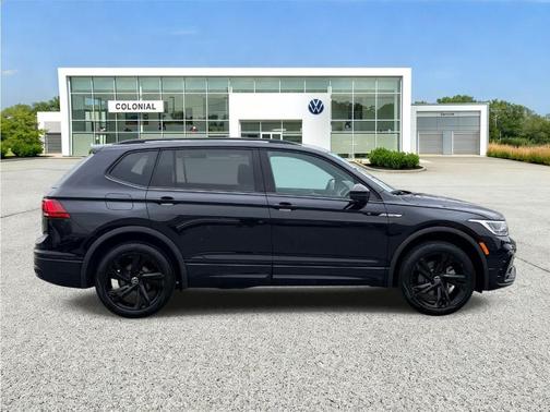 Deep Black Pearl Effect 2024 Volkswagen Tiguan 2.0T SE R-Line Black