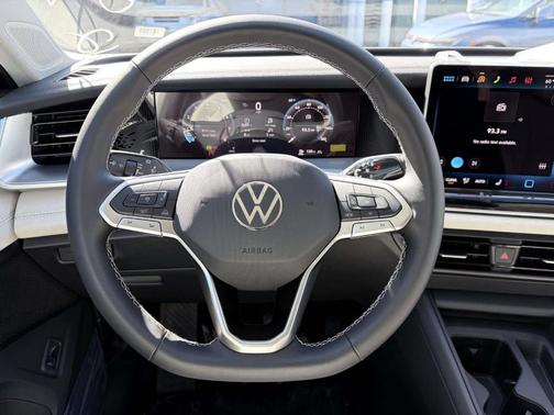 Deep Black Pearl 2026 Volkswagen Tiguan 2.0T SE