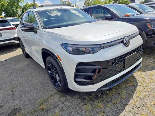 2025 Volkswagen Tiguan 2.0T SE R-Line Black