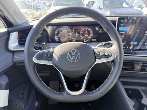 Deep Black Pearl Effect 2026 Volkswagen Tiguan 2.0T SE