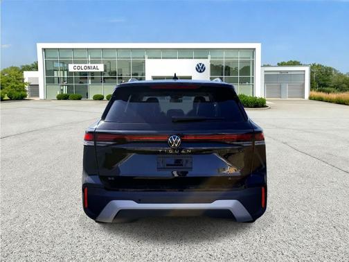 Deep Black Pearl Effect 2026 Volkswagen Tiguan 2.0T SE