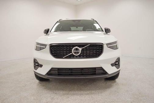 Crystal White 2026 Volvo XC40 B5 Plus