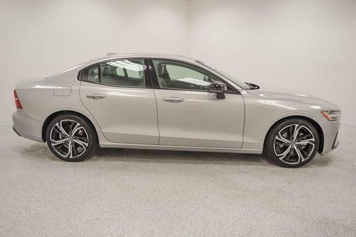 2024 Volvo S60 B5 Core Dark Theme