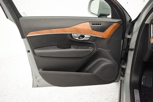 2024 Volvo XC90 B5 Plus Bright Theme