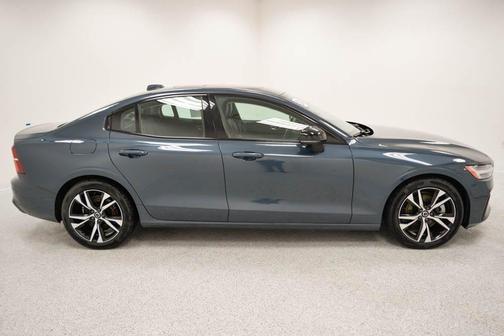 2024 Volvo S60 B5 Plus Dark Theme