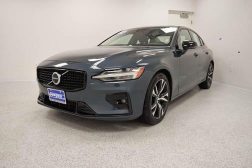 2024 Volvo S60 B5 Plus Dark Theme