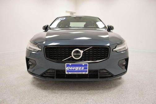 2024 Volvo S60 B5 Plus Dark Theme