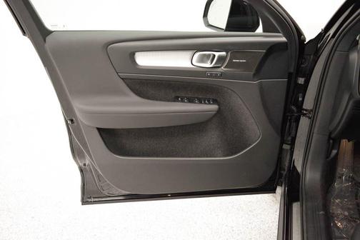 2026 Volvo XC40 B5 Ultra Black Edition