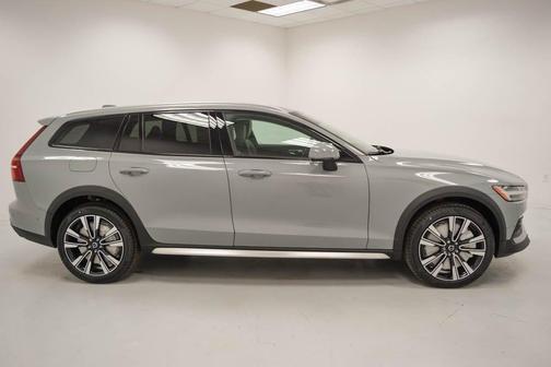2025 Volvo V60 Cross Country B5 Ultra