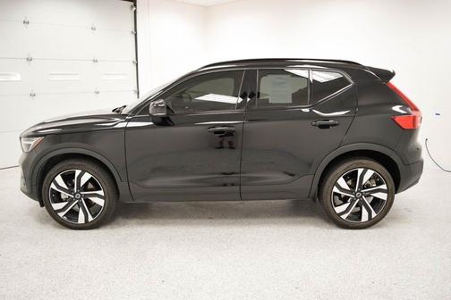 2023 Volvo XC40 B5 Ultimate Dark Theme