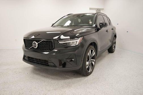 2023 Volvo XC40 B5 Ultimate Dark Theme