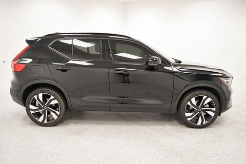 2023 Volvo XC40 B5 Ultimate Dark Theme