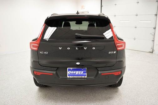2023 Volvo XC40 B5 Ultimate Dark Theme