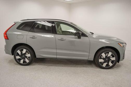 2025 Volvo XC60 Plug-In Hybrid T8 Plus