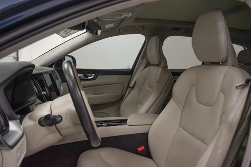 2020 Volvo XC60 Recharge Plug-In Hybrid T8 Momentum