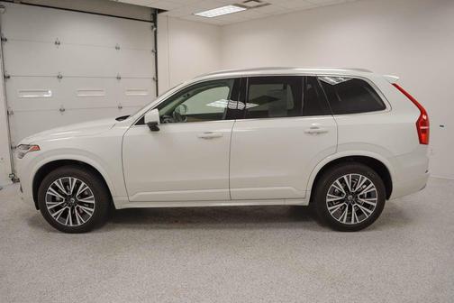 2022 Volvo XC90 T6 Momentum 7 Passenger
