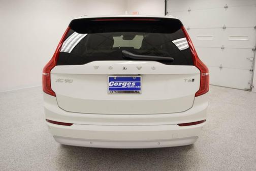2022 Volvo XC90 T6 Momentum 7 Passenger