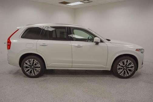 2022 Volvo XC90 T6 Momentum 7 Passenger