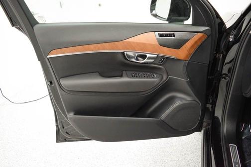 2022 Volvo XC90 T6 Momentum 7 Passenger