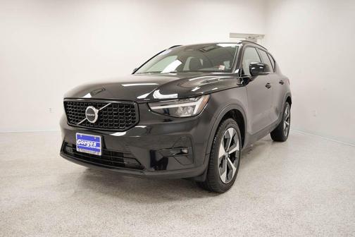 2023 Volvo XC40 B5 Plus Dark Theme