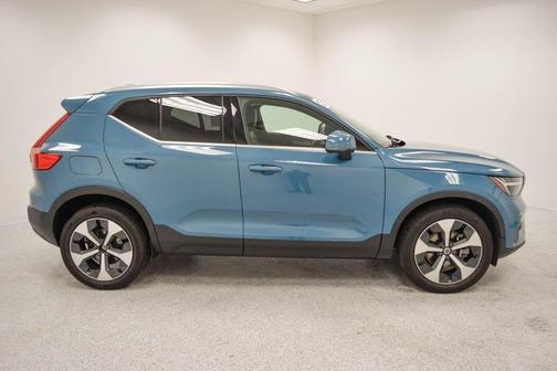 2023 Volvo XC40 B5 Plus Bright Theme