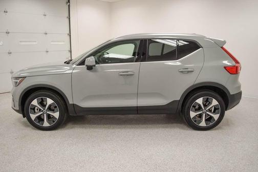 2025 Volvo XC40 B5 Plus Bright Theme