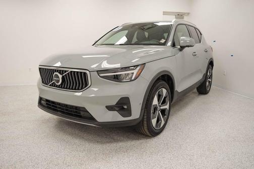 2025 Volvo XC40 B5 Plus Bright Theme