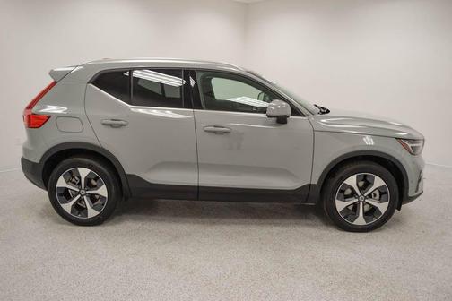 2025 Volvo XC40 B5 Plus Bright Theme