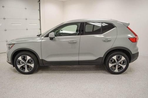 2025 Volvo XC40 B5 Plus Bright Theme