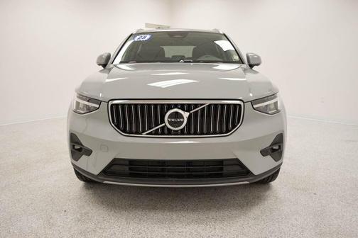 2025 Volvo XC40 B5 Plus Bright Theme