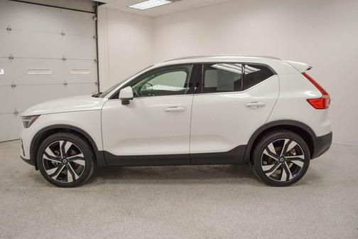 2023 Volvo XC40 B5 Ultimate Bright Theme