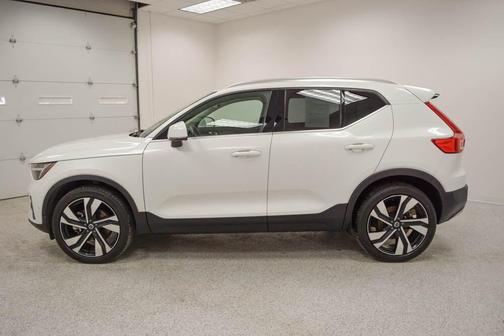 2023 Volvo XC40 B5 Ultimate Bright Theme