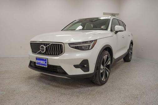 2023 Volvo XC40 B5 Ultimate Bright Theme