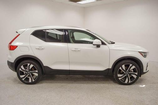 2023 Volvo XC40 B5 Ultimate Bright Theme