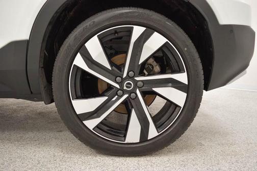 2023 Volvo XC40 B5 Ultimate Bright Theme