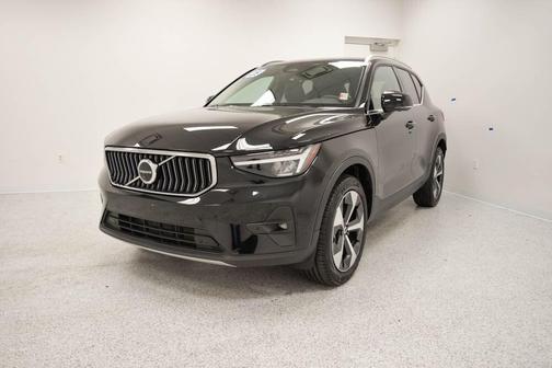 2025 Volvo XC40 B5 Plus Bright Theme