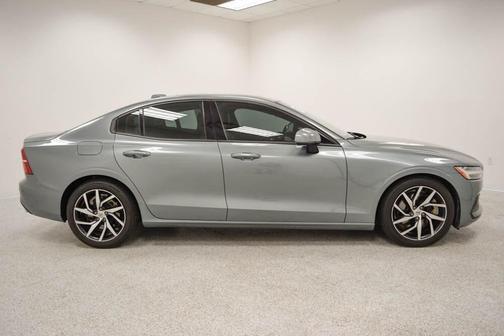 Gray 2019 Volvo S60 T6 Momentum