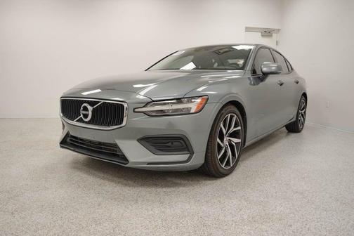 Gray 2019 Volvo S60 T6 Momentum