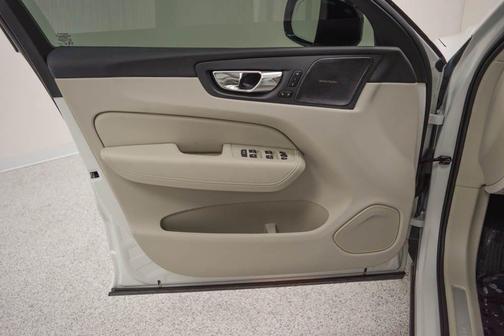 2024 Volvo XC60 Recharge Plug-In Hybrid T8 Plus Dark Theme