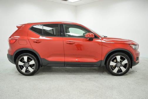 Fusion Red 2019 Volvo XC40 T4 Momentum