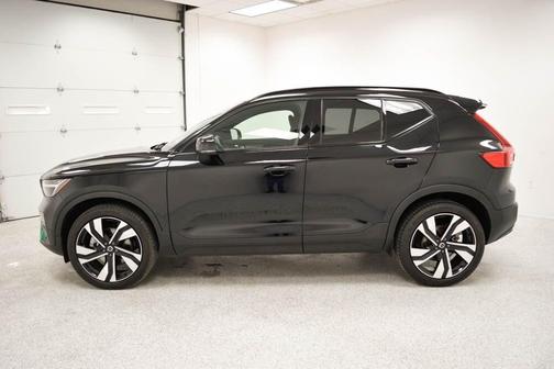 2023 Volvo XC40 B5 Plus Dark Theme