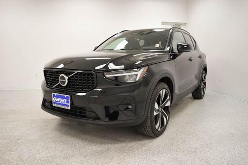 2023 Volvo XC40 B5 Plus Dark Theme